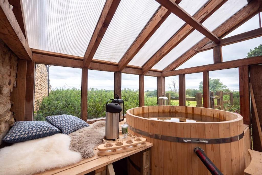 Giant Yurt Sleeping 8 With Spa, Catering, Walled Gardens, Nature Reserve, Free Parking *