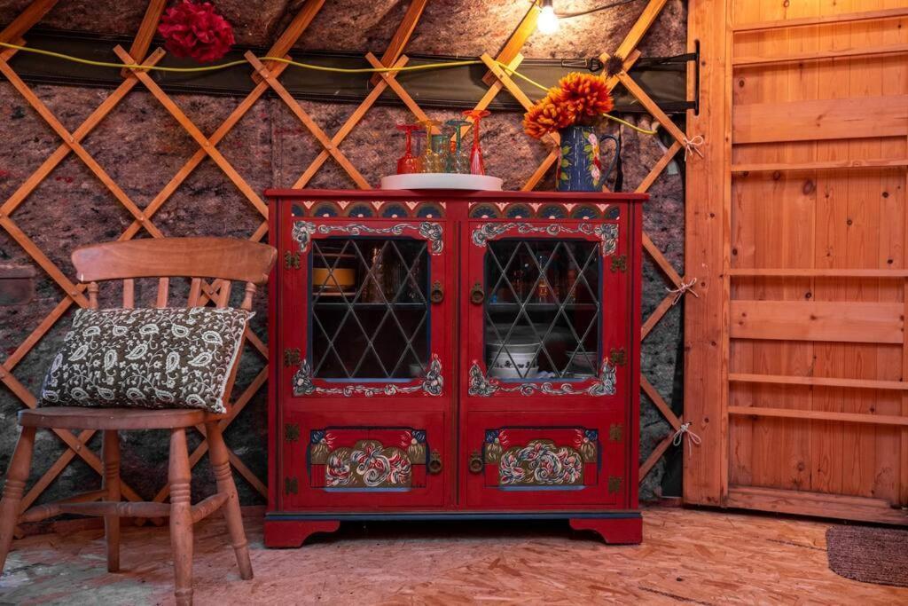 Giant Yurt Sleeping 8 With Spa, Catering, Walled Gardens, Nature Reserve, Free Parking Luxuszelt *