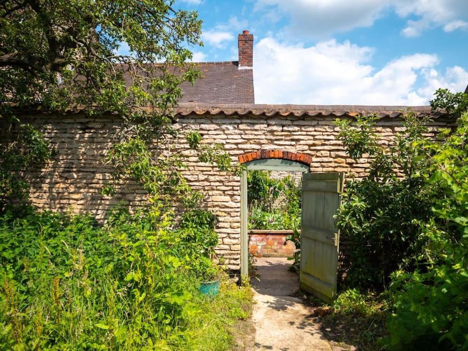 Luxuszelt Giant Yurt Sleeping 8 With Spa, Catering, Walled Gardens, Nature Reserve, Free Parking