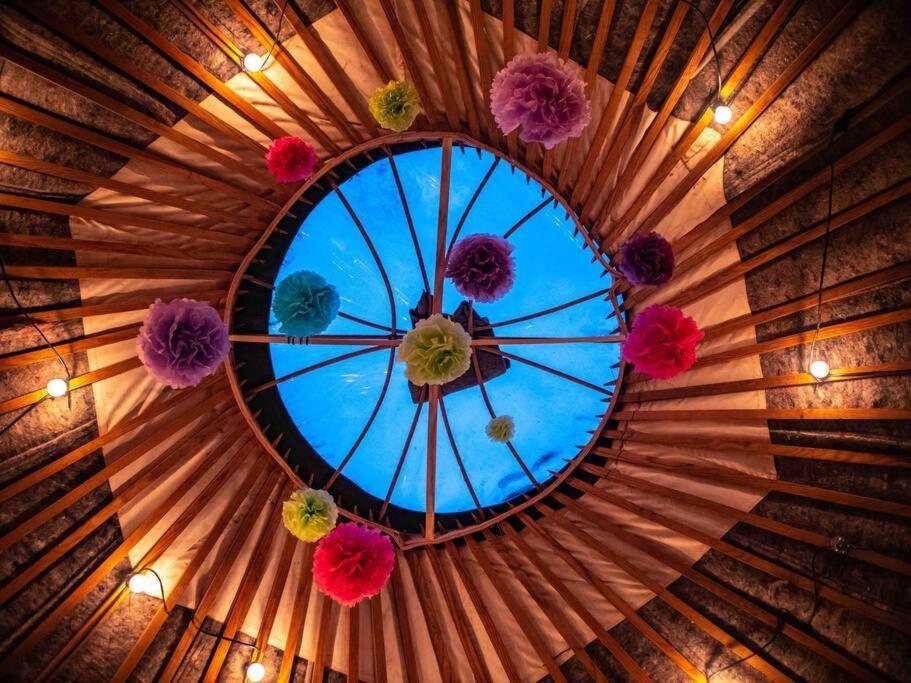 Luxuszelt Giant Yurt Sleeping 8 With Spa, Catering, Walled Gardens, Nature Reserve, Free Parking Scunthorpe