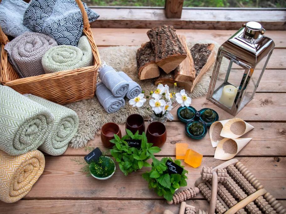 Luxuszelt Giant Yurt Sleeping 8 With Spa, Catering, Walled Gardens, Nature Reserve, Free Parking