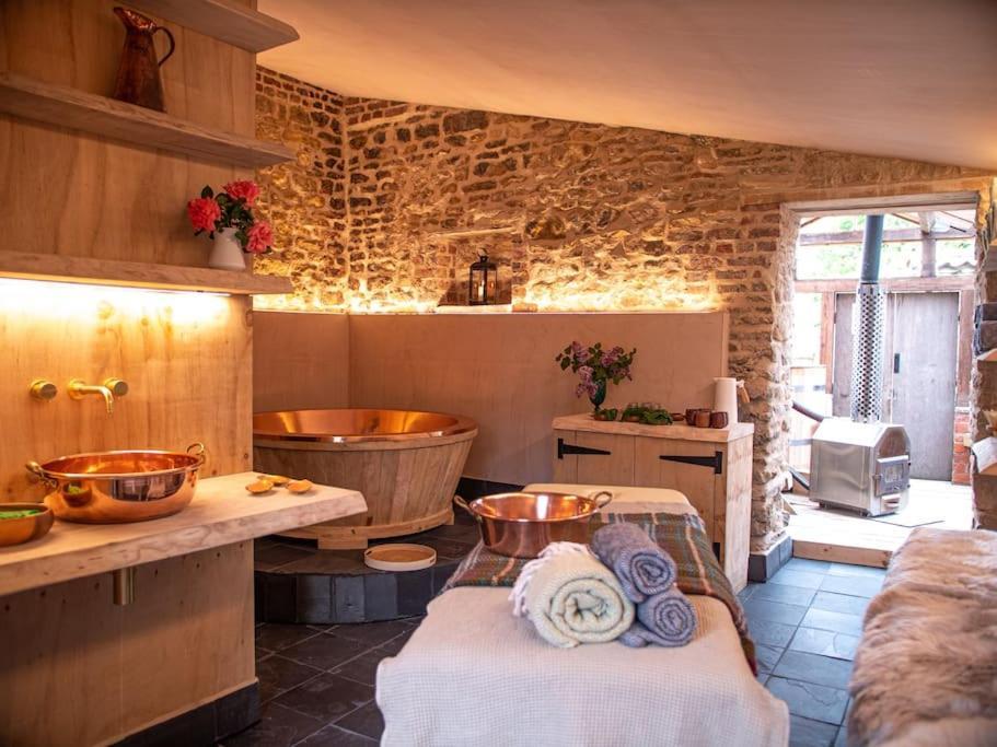 Giant Yurt Sleeping 8 With Spa, Catering, Walled Gardens, Nature Reserve, Free Parking Luxuszelt *