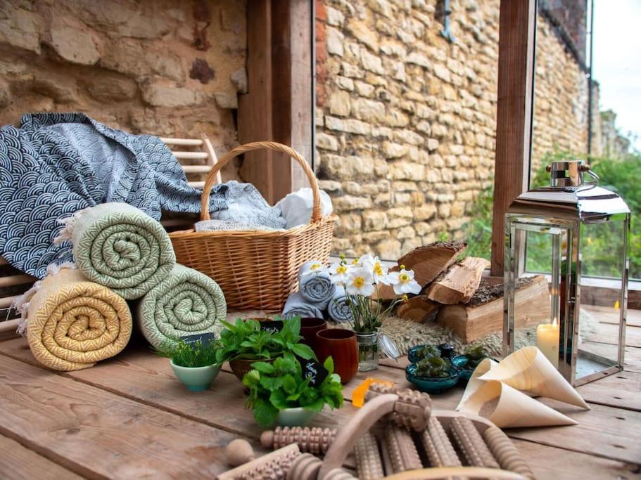 Giant Yurt Sleeping 8 With Spa, Catering, Walled Gardens, Nature Reserve, Free Parking Luxuszelt *