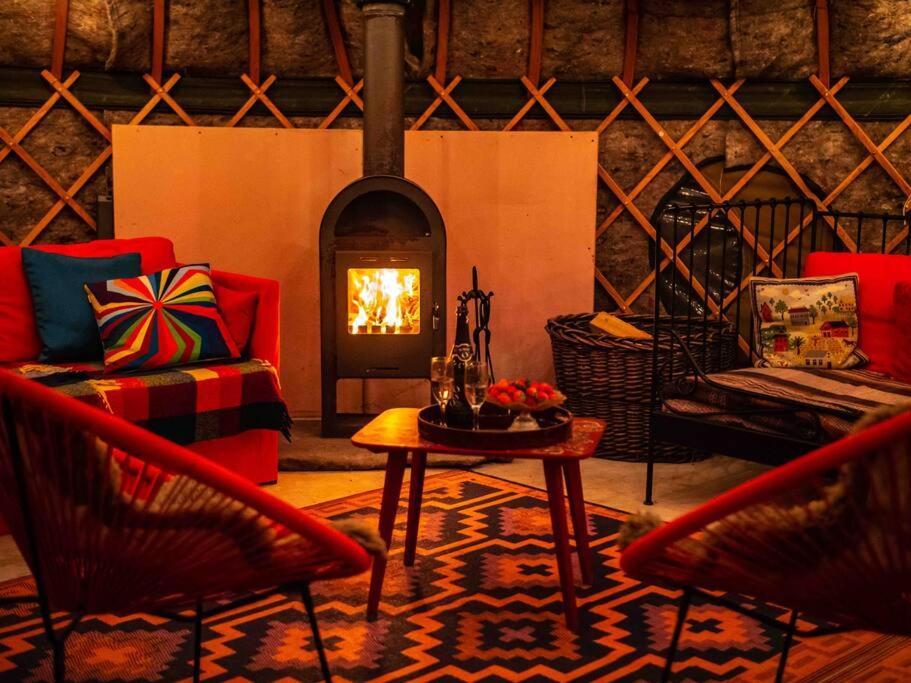 Giant Yurt Sleeping 8 With Spa, Catering, Walled Gardens, Nature Reserve, Free Parking Luxuszelt Scunthorpe