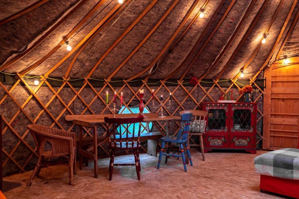 Giant Yurt Sleeping 8 With Spa, Catering, Walled Gardens, Nature Reserve, Free Parking Scunthorpe