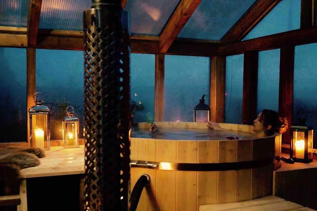 Giant Yurt Sleeping 8 With Spa, Catering, Walled Gardens, Nature Reserve, Free Parking Luxury tent Scunthorpe