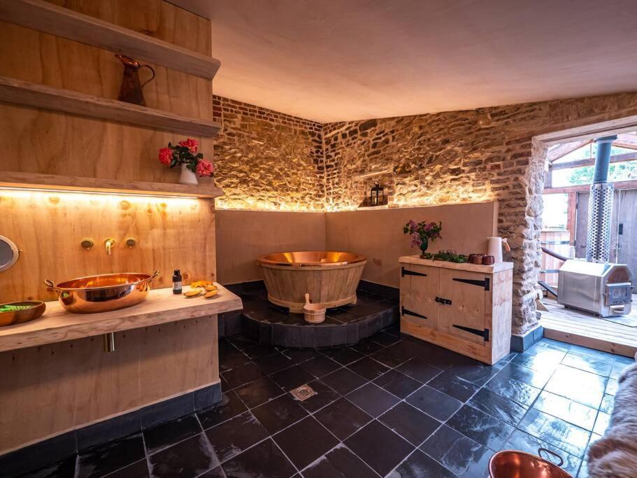 Giant Yurt Sleeping 8 With Spa, Catering, Walled Gardens, Nature Reserve, Free Parking Luxury tent *